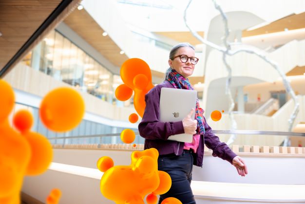 Kvinna som bär laptop