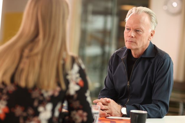 Två personer samtalar