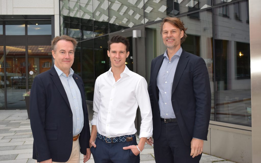 Per Bengtsson, som nu lämnar över till Niclas Stjernberg, med UICs styrelseordförande Andreas Larsson.