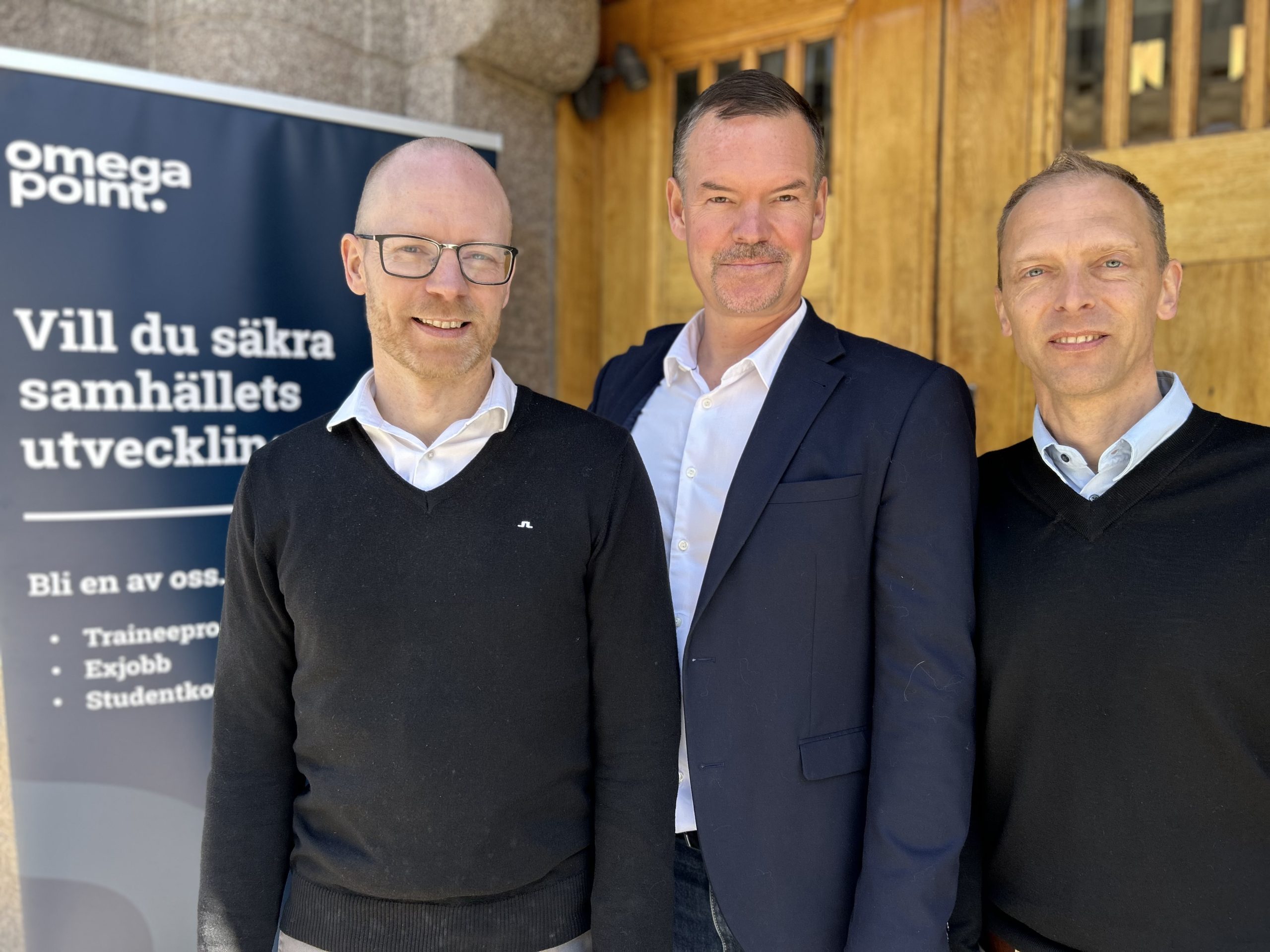 Foto: Joakim Åsberg, expert inom cybersäker digitalisering, Patrik Lannergård, vd, och Henrik Heijkenskjöld, expert inom cybersäker digitalisering, på Omegapoint.